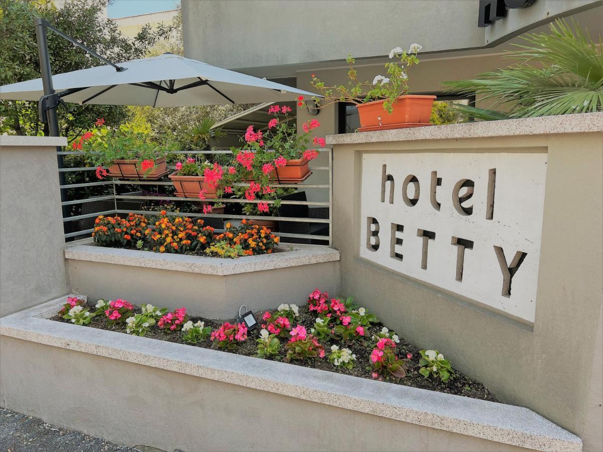 Hotel Betty Personal Style And Beach Village Rímini Exterior foto
